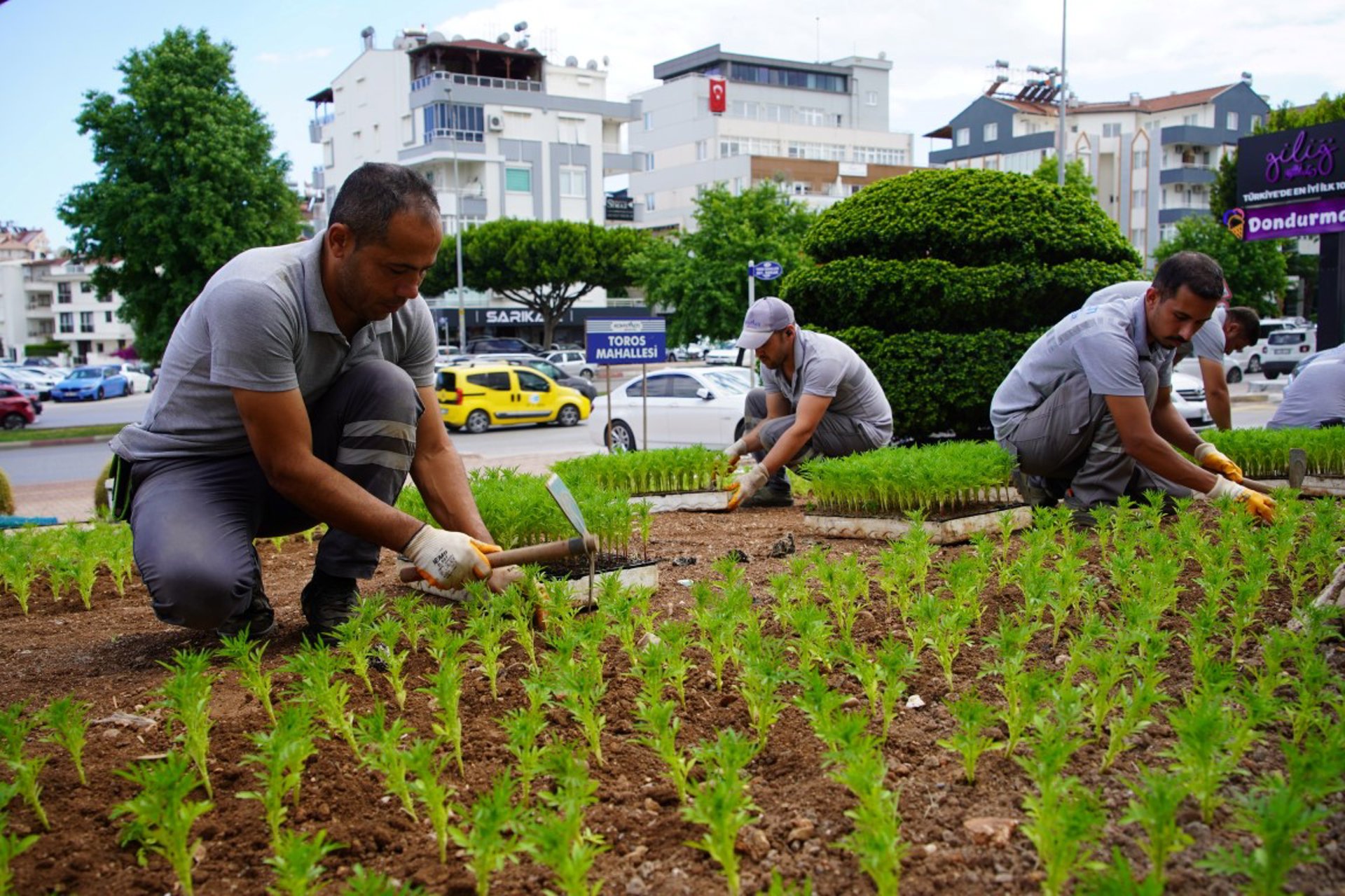 Konyaaltı Belediyesi üretiyor cadde ve sokaklar güzelleşiyor