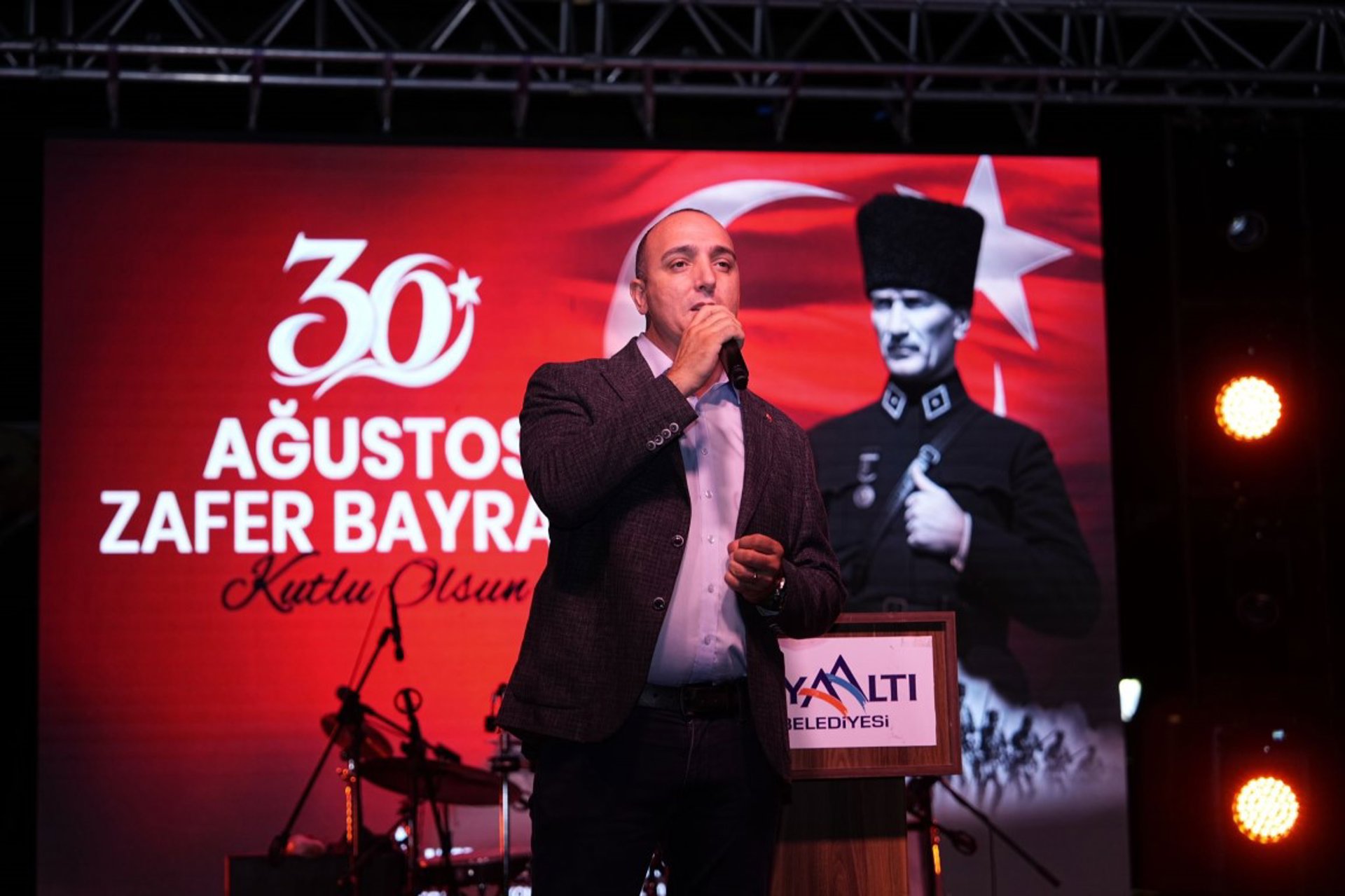 Zafer Bayramı coşkusu Konyaaltı'nda yaşandı