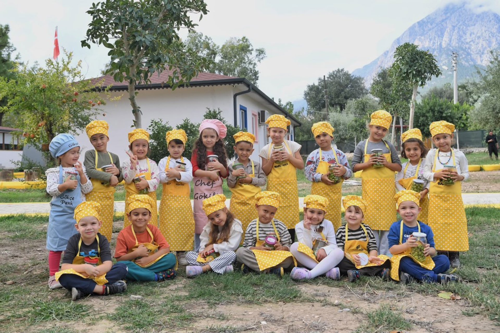 Ekipler topladı minik eller işledi
