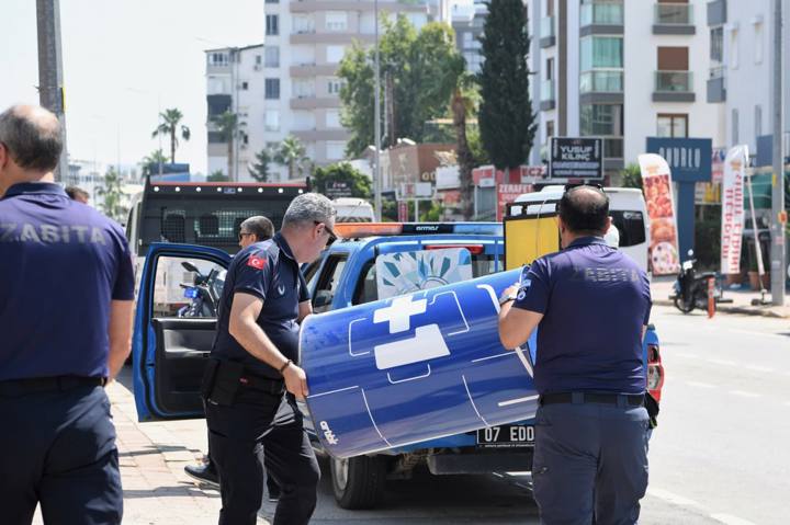 Konyaaltı zabıtası sahada, kaldırımlar vatandaşın hizmetinde