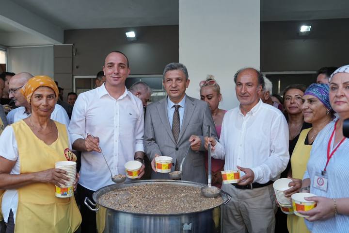 Konyaaltı'nda aşure lokmaları dayanışma ile paylaşıldı