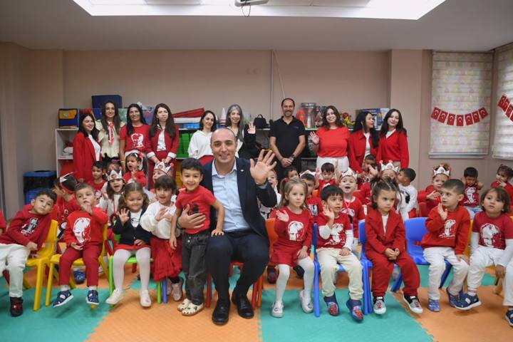 Kotan Cumhuriyet Bayramı'nı çocuklarla kutladı